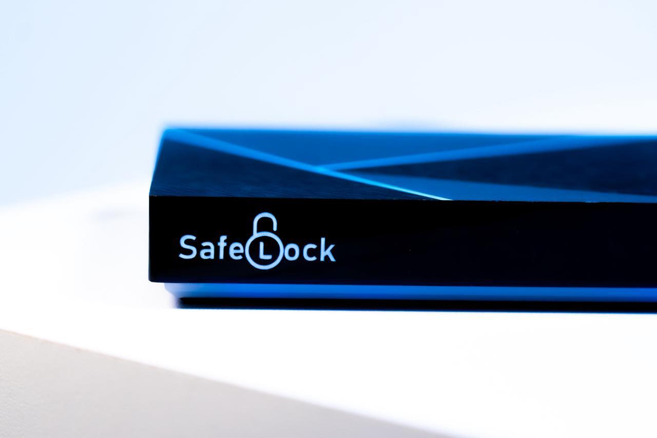 SafeLock, dispositivo de ciberseguridad plug & play sobre un escritorio